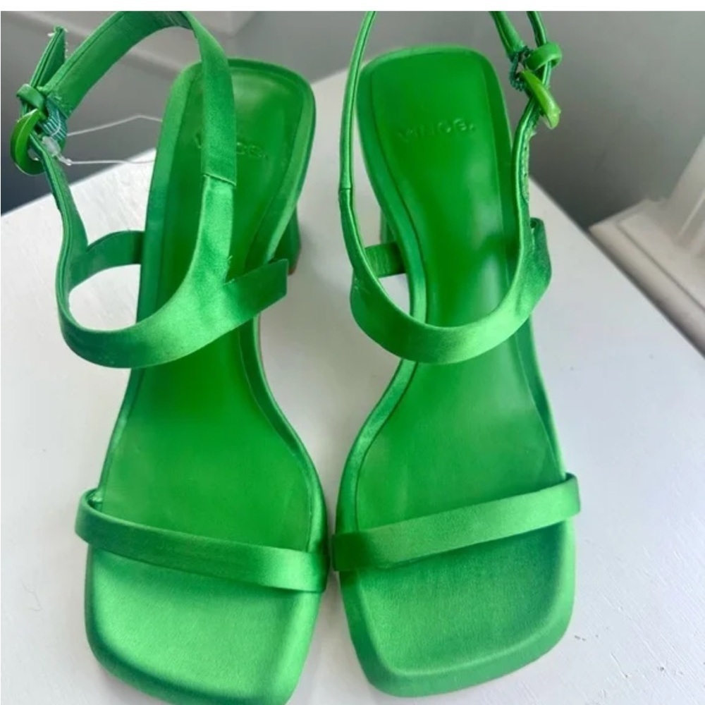 VINCE SATIN Luella Satin Ankle-Strap Sandals 
USA 7.5M
EUR 38
🚨NO DISCOUNT
